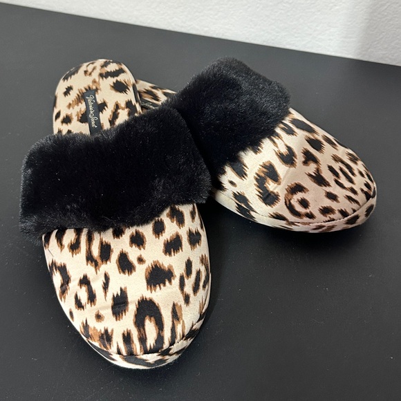 Victoria’s Secret leopard print slippers - Picture 1 of 2